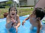 手作りシャワーで水遊び